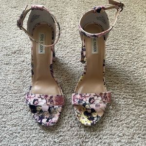 Steve Madden Floral Heels. Size 9